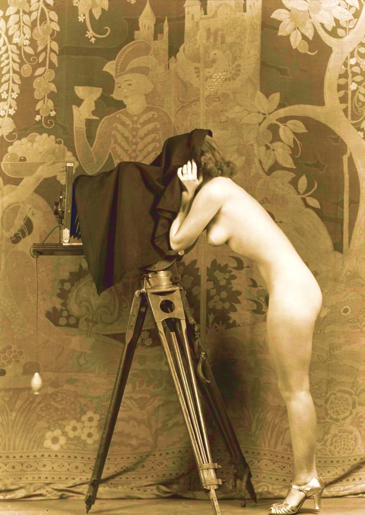 Nude_woman_by_Alfred_Cheney_Johnston